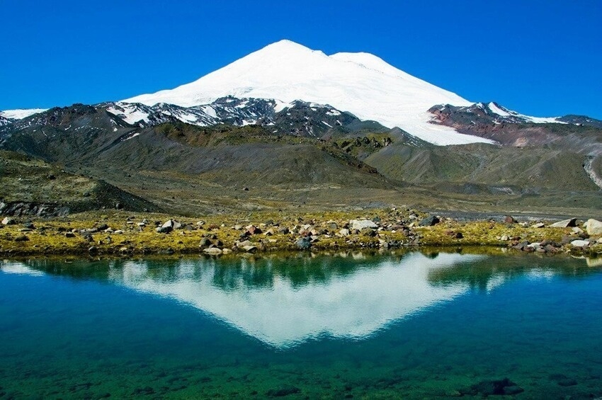 Гора Эльбрус.<br />Кавказский горный массив - целый кладезь природных чудес. Тут и водопады, и горные озера. А венчает все это богатство ее главный, самый высокий пик - Эльбрус. Эдакий русский Эверест и самая высокая гора Европы. Оттуда можно разглядеть и весь Кавказ, а также попробовать необычный опыт - остановиться в капсульном отеле на склоне горы.